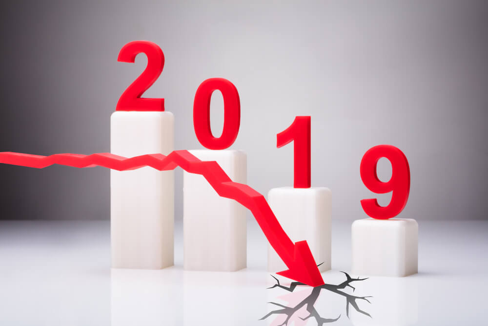 2019 with red arrow descending and cracking ground