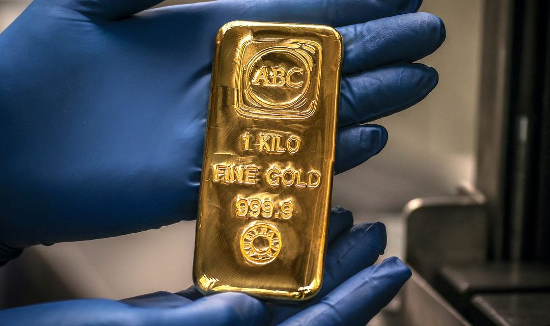 Gold loses ground, on track for weekly loss