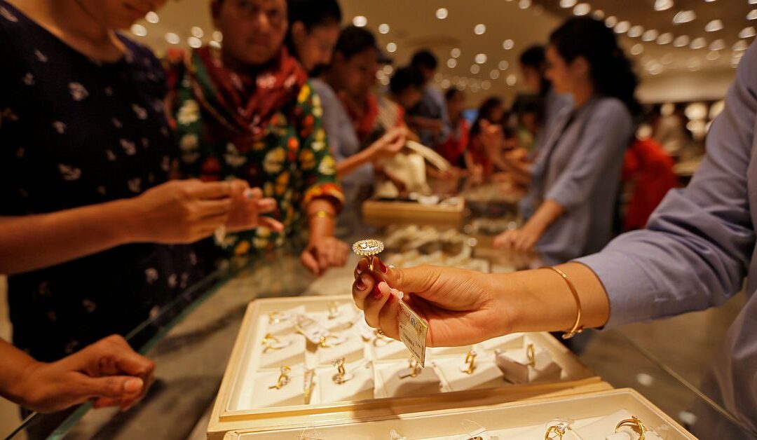UPDATE 1-Asia Gold-India dealers hope for wedding rush as price dip sparks demand