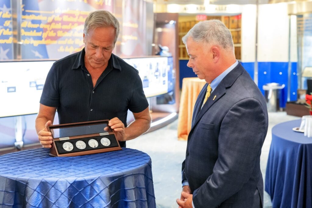Mike Rowe and U.S. Navy Memorial Foundation